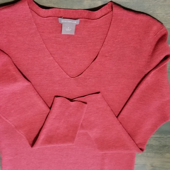 Red, V Neck, fine gage Ann Taylor Sweater - Picture 4 of 5